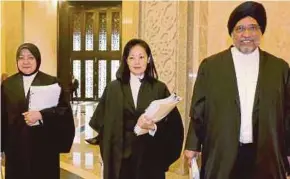  ?? BY AHMAD IRHAM MOHD NOOR PIC ?? Senior federal counsels Datuk Amarjeet Singh, Alice Loke and Suzana Atan leaving the Federal Court in Putrajaya yesterday.