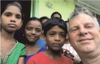  ?? FOTO: SEBASTIAN BRAUN ?? Ein bis zwei Mal pro Jahr reist Sebastian Braun (rechts) nach Indien, um die Kinder in seinem Kinderheim zu besuchen. Schon gut eingelebt hat sich der jüngste Zugang (rotes T-Shirt), der seit dem Tod seiner Eltern im Heim lebt. Nun lässt der Verein eine englischsp­rachige Schule bauen.