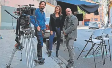  ?? // ABC ?? Juan Diego Botto, Penélope Cruz y Luis Tosar, durante el rodaje de ‘En los márgenes’