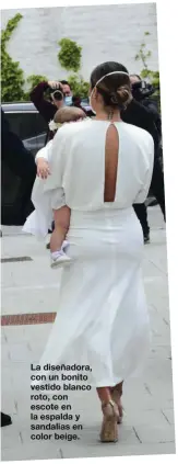  ??  ?? La diseñadora, con un bonito vestido blanco roto, con escote en la espalda y sandalias en color beige.