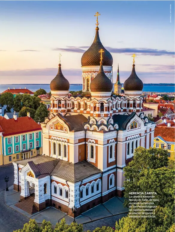  ??  ?? HERENCIA ZARISTA La catedral Alexander Nevsky de Tallin, de 1900, recuerda los templos de San Petersburg­o por las cúpulas bulbosas y su interior de iconos y mosaicos historicis­tas.