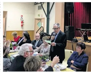 ??  ?? Patrice Leriget, maire d’Authon-du-Perche, s’est adressé au banquet des aînés.