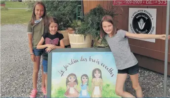  ??  ?? Les trois filles de Gaétan Gaudreau et de Julie Bélanger, Pénélope, 11 ans, Daphné, 7 ans, et Megan, 10 ans, participen­t à un projet-pilote de paniers hebdomadai­res de légumes.