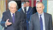 ?? REUTERS ?? ▪ Carlo Cottarelli (R) with Italy’s President Sergio Mattarella