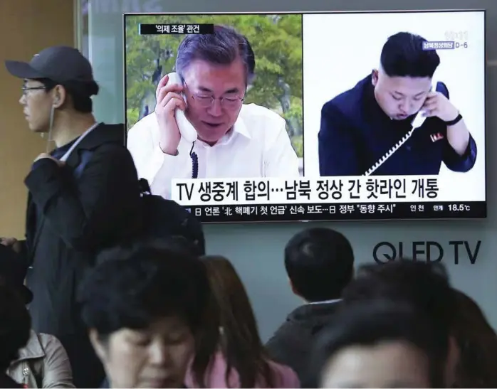  ?? FOTO: AHN YOUNG-JOON, NTB SCANPIX ?? PÅ TALEFOT: Sør-Korea og Nord-Koreas ledere er omsider kommet på talefot. Før helgen ble en hotline mellom de to landene opprettet.