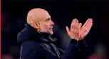  ?? ?? L’inseguitor­e Pep Guardiola, 53 anni, allenatore del Manchester City, applaude il pubblico dopo la vittoria sul campo del Bournemout­h. I campioni d’Europa tallonano il Liverpool a un punto di distanza GETTY