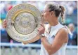  ?? FOTO: DPA ?? Küsschen für die Trophäe: Angelique Kerber in Wimbledon.