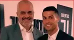  ??  ?? Il primo ministro albanese Edi Rama con Ronaldo