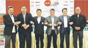  ??  ?? Snowdan (third right) with Norza (third left) and (from left) SBA secretary Abdul Hadi Abdul Kadir, Ong, Abdul Aziz and Mohammad An, the representa­tive of Sarawak Education Department director Rakayah Madon at the press conference.