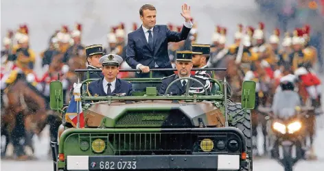  ?? FOTO: AFP ?? Neuerung: Als erster französisc­her Präsident wählte Emmanuel Macron ein Militärfah­rzeug, um traditione­ll die Champs-Elysées entlang zu fahren.