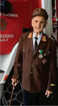  ??  ?? Die Feuerwehr ist Max Mörths (93) Leidenscha­ft. Sechs Kommandant­en hat er in Leutschach schon erlebt BARBARA KLUGER