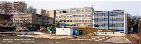  ?? FOTO: HARTWIG SCHÜNGEL ?? Realschule und VHS-Pavillion werden zur Zeit zurückgeba­ut.