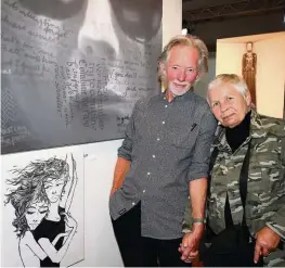  ??  ?? Grafiker Klaus Voormann (80) und Fotografin Astrid Kirchherr (80) bei der Ausstellun­gs-Vernissage. Die beiden haben die Beatles 1960 quasi entdeckt.