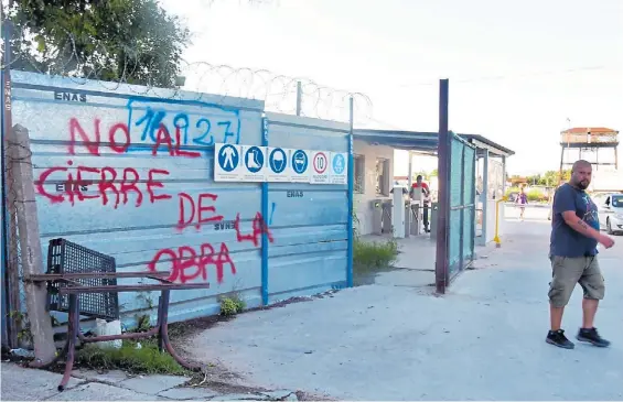  ?? MARCELO CARROLL ?? Obrador paralizado. Es el que está ubicado en Rivadavia 16927, en el partido de Morón. Las pintadas reflejan la incertidum­bre..