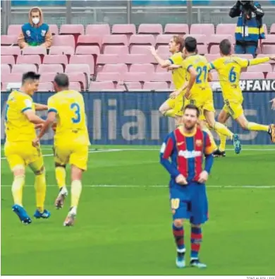  ?? TONI ALBIR / EFE ?? Los jugadores del Cádiz celebran el empate, con Messi cabizbajo.