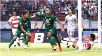  ?? ANGGER BONDAN/JAWA POS ?? AYO BANGKIT: Osvaldo Haay (tengah) merayakan golnya ke gawang Madura United Rabu lalu (19/6).