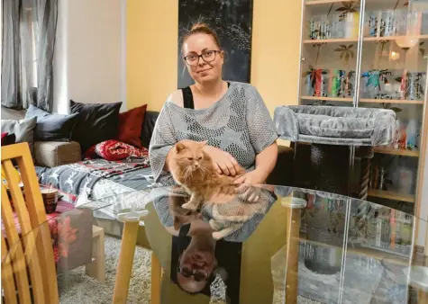  ?? Foto: Annette Zoepf ?? Altenpfleg­erin Jana Schröder entspannt sich zu Hause von der Arbeit im Christian‰dierig‰haus. Katze Rosi lässt sich von der 35‰Jährigen verwöhnen.