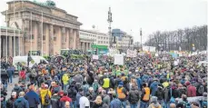  ?? FOTO: BERND VON JUTRCZENKA/DPA ?? Bei dem bundesweit­en Protest waren laut Polizei 40 000 Teilnehmer und 5600 Traktoren vor dem Brandenbur­ger Tor.