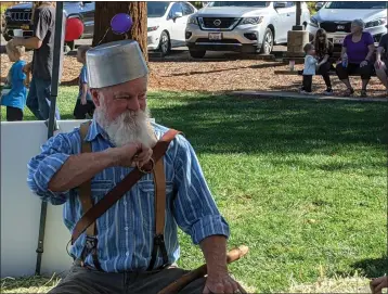  ?? JENNIE BLEVINS — ENTERPRISE-RECORD FILE ?? Ken Prentiss, playing Johnny Appleseed, speaks to kids about the story of Appleseed to kids in the Games Plaza at Terry Ashe Park in Paradise during Johnny Appleseed Days on Oct. 2, 2021. The festival returns to Paradise starting at 10a.m. Saturday and Prentice will be back sharing stories with kids at Terry Ashe park.