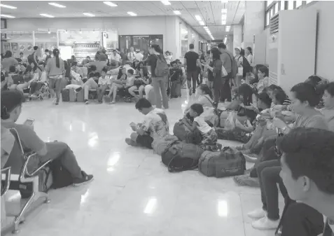  ?? LABRA
JAY ROMMEL ?? Vacation mode on. Tourists crowd the domestic pre-departure lounge at the Mactan Cebu Internatio­nal Airport.