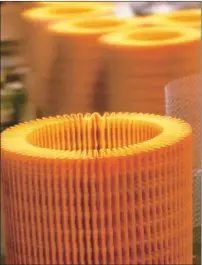  ??  ?? El filtro de aceite de celulosa plegado en zigzag ofrece una amplia superficie para la retención de sustancias contaminan­tes.