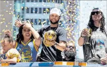  ?? ?? Desfile. Stephen Curry (c), MVP del campeón, encabezó los festejos en San Francisco.