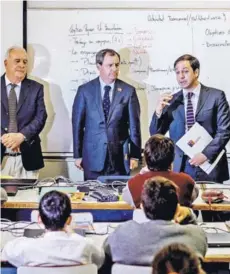  ??  ?? ► Ministro de Educación, Gerardo Varela, junto al superinten­dente de Educación, Sebastián Izquierdo.