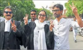  ?? SONU MEHTA/HT PHOTO ?? Kathua victim’s lawyer Deepika Singh Rajawat flashes the victory sign outside the Supreme Court in ▪
New Delhi on Monday.