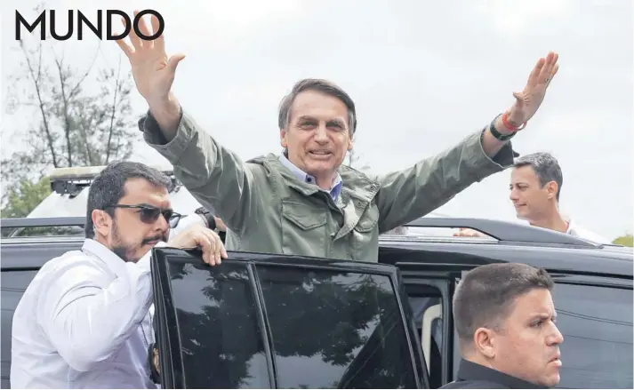  ??  ?? ► Jair Bolsonaro saluda a sus simpatizan­tes tras su votación en la segunda vuelta presidenci­al, el 28 de octubre, en la Villa Militar, en Río de Janeiro.