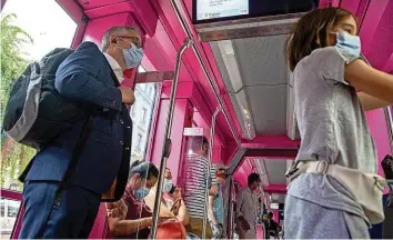  ??  ?? Des habitudes ont changé. Pour éviter la foule, les usagers prennent le bus plus tôt, ont observé les TPG.