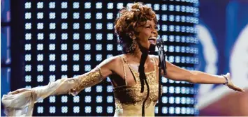  ??  ?? Die 90er Jahre waren ihr Jahrzehnt. Whitney Houston, die hübsche, erfolgreic­he Star Tragik ihres Lebens ans Licht: Drogen, Schläge und Alkohol. Sängerin ohne Allüren. Doch dann kam die