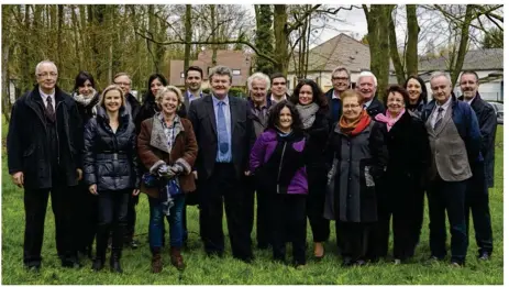  ??  ?? Jean-Louis Vaudescal (au centre) et Agnès Dupie (à sa droite, manteau marron), tout sourire lors de la présentati­on de leur liste en 2014, devraient se disputer la mairie dans quelques semaines. (Ph. d’archives)