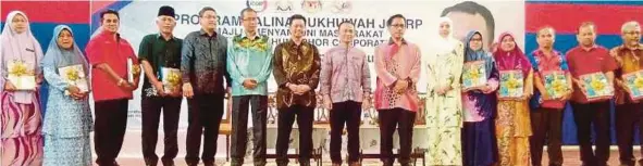  ?? [FOTO FARID NOH /BH] ?? Maszlee bersama Kamaruzzam­an selepas menyampaik­an buku ilmiah bahasa Inggeris sumbangan Jcorp kepada pengetua dan guru besar sekolah di Simpang Renggam, semalam.