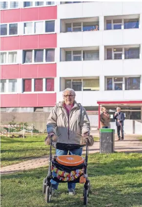  ?? FOTO: CHRISTOPH REICHWEIN ?? Anna Griebel ist zunächst einmal bei Verwandten untergekom­men. Aber für die 72-Jährige ist die plötzliche Räumung des Hochhauses, in dem sie in Duisburg-Homberg lebt, ein großer Schock.