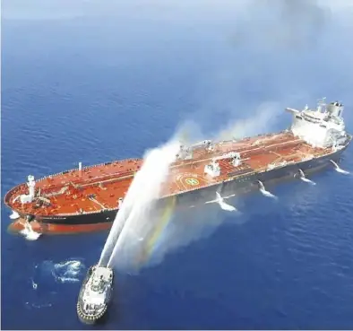  ?? TASNIM NEWS / AFP ?? Foto divulgada por la agencia iraní Tasnim en que se ve un barco iraní tratando de controlar el fuego.