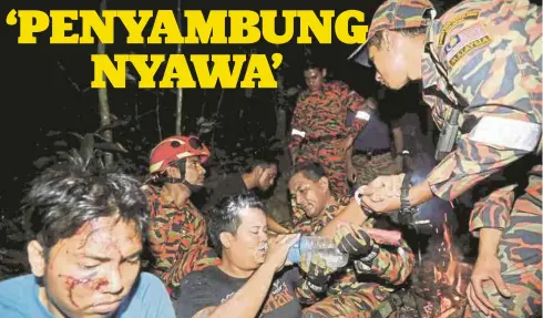  ??  ?? ANGGOTA bomba membantu mangsa yang terselamat selepas menemui pesawat Cessna yang terhempas di Empangan Batu, Hutan Sungai Pamah dekat Hulu Yam.