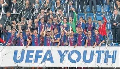  ??  ?? REY DE EUROPA JUVENIL. El Barça ganó su segunda Youth League al vencer al Chelsea y lo celebró así.