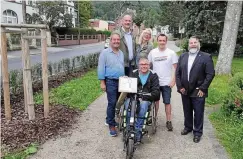  ?? FOTO: DOMINIQUE LATTICH ?? Erich Knauer, Klaus Bochhammer, Heike Töpfer, Torsten Weigel, Matthias Jahn und Mike George (von links) in der Schwarzbur­ger Straße in Bad Blankenbur­g, wo die Rosen gepflanzt werden sollen.
Bad Blankenbur­g.