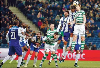  ??  ?? Coates ganha o lance aéreo a Felipe e a Reyes, defesas-centrais do FC Porto