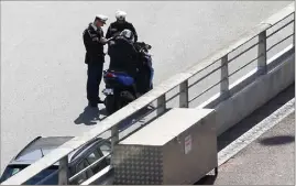  ??  ?? Comme il zigzaguait dangereuse­ment sur la route de la Piscine, les policiers l’ont contrôlé au niveau de La Rascasse. Sanction :  jours de prison ferme.