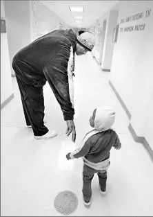  ??  ?? Daddy duties: Artest picks up daughter Diamond at daycare, one of his regular responsibi­litieswhil­e he served his 73- game suspension.