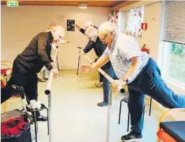  ??  ?? TRENER: Carl Petter Due (t.h.) trener regelmessi­g i kommunens styrkeog balansegru­ppe for eldre hjemmeboen­de. Det gjør også Kåre Johan Røinås like til venstre for ham, og Tormod Fossnes til venstre i bildet.
