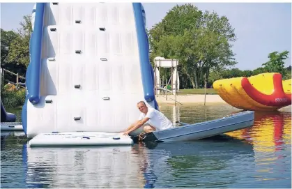  ?? RP-FOTO: UWE HELDENS ?? Amici Beach-Betreiber Henry Maessen fasst selbst mit an im Aquapark des Strandbads am Effelder Waldsee.