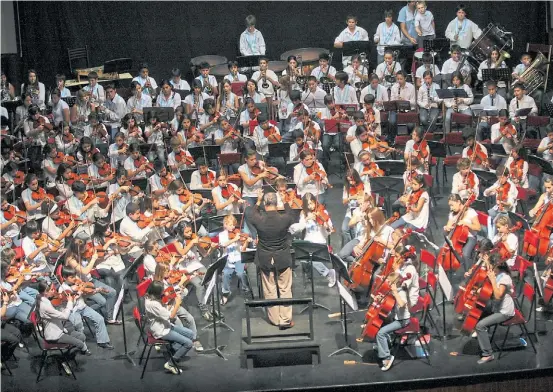  ??  ?? A lo grande. Chicos y chicas de todo el país confluirán en el escenario del CCK para interpreta­r obras de Piazzolla, Chaikovski y Wagner.