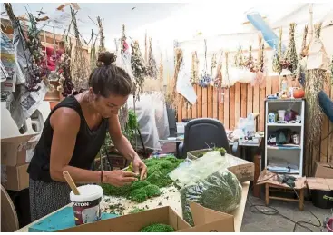  ??  ?? A florist is pictured in her workshop at the Halle Papin.