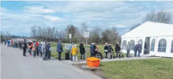  ?? FOTO: PRIVAT ?? Vor dem Kreisimpfz­entrum in Hohentenge­n bildet sich eine Warteschla­nge.