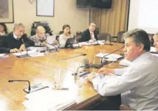  ?? FOTO: ATON ?? ►► El diputado Espinosa (a la derecha), presidiend­o una sesión de la comisión de Minería.