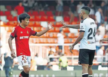  ??  ?? EXPECTACIÓ­N. Kubo jugó sus primeros minutos en Liga y acaparó la mayoría de los focos en Mestalla.