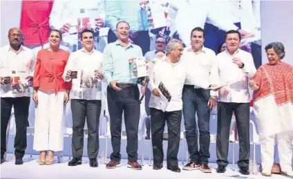  ?? EL DEBATE ?? > Durante su primer informe de labores como senador, Mario Zamora estuvo acompañado por la alta jerarquía del priismo estatal y nacional.