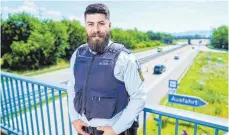  ?? FOTO: DPA ?? Polizeiobe­rmeister Cagri Agbaba: Der Sohn türkischer Eltern ist Autobahnpo­lizist in Mannheim und spürt keine Ressentime­nts.